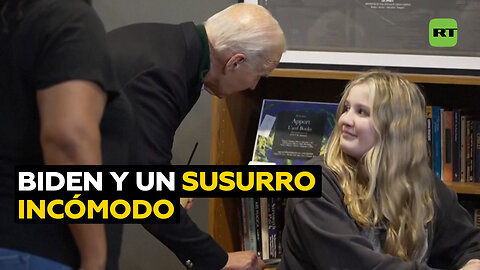 Biden interrumpe una rueda de prensa para susurrar al oído de una adolescente