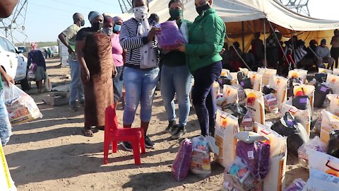 SOUTH AFRICA - Cape Town - Lulwazi and the Gift of The Givers Donating Food Parcels (Video) m (67N)