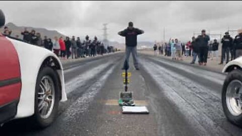 Emocionante corrida acaba com público a empurrar os carros