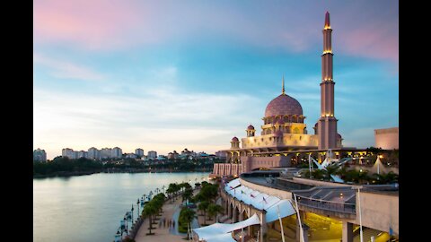 The beautiful Putra Mosque in Putrajaya, Malaysia