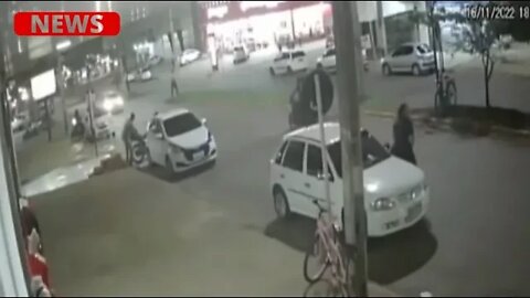 Câmeras flagram momento que homem escapa de tiros, mas é atropelado por carro