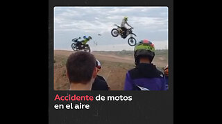 Dos pilotos de ‘motocross’ chocan durante una acrobacia