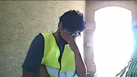 Un employé Amazon utilise son nez pour réaliser une livraison