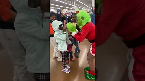 THE GRINCH’S VISIT WALMART 🌲🎁