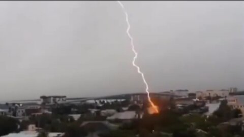 Terrible lightning phenomenon strikes residential areas