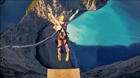 Spektakulärt bungee jump från en klippa i Zakynthos