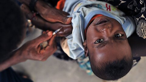 Pediatra ostrzega przed planem Gatesa wstrzyknięcia 500 milionom dzieci szkodliwych i szczepionek