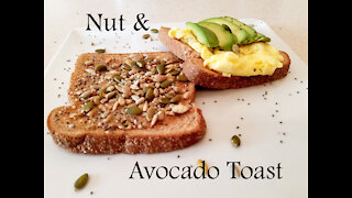 Easy, Simple Avocado and Egg Toast健康營養簡單的酪梨雞蛋吐司
