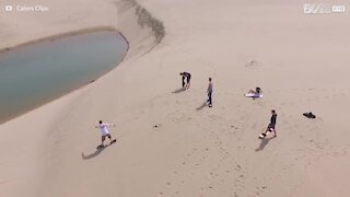 Fare snowboard sulle dune di sabbia è fantastico!
