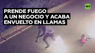 ¿Karma instantáneo?: intenta quemar un negocio y acaba envuelto en llamas