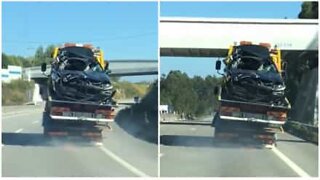 Inédito: carro de reboque transporta dois veículos ao mesmo tempo