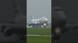 💧Boeing 747 on wet runway