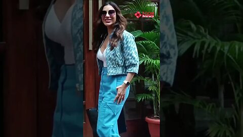 Sophie Choudry Flaunts Her Huge Cleavage In Bold Outfit Snapped Outside Her House 😍🔥📸 #shorts