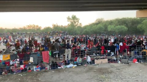 THOUSANDS of Illegals Waiting On The Texas Border To Be Let In