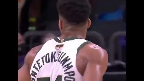 Suns fans count while Giannis is at FT line