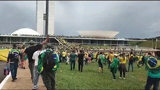 O povo subindo a rampa dos 3 poderes em Brasília 08/07