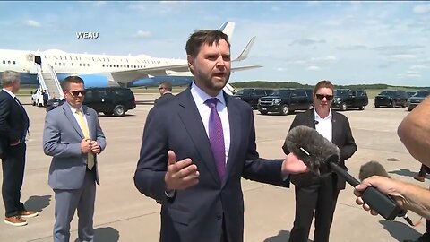 ⚡JD Vance & team gatecrash the reporters waiting at Air Force Two! 🤣