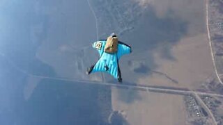 Man makes first wingsuit jump with round parachute