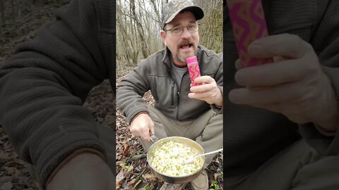 Easy-to-use seasoning bottle for camping