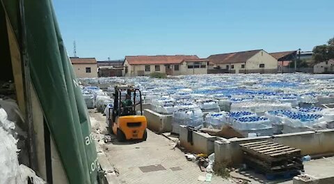 SOUTH AFRICA - Cape Town - Gift of the Givers load water for Grahamstown (Video) (bvn)