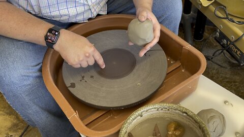 How to center a piece of clay on the pottery wheel