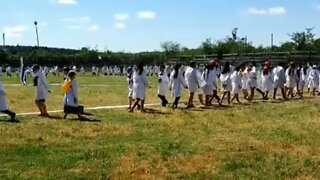 Niños de varias escuelas bailando el Pericón en Laguna de las Lavanderas, Tacuarembó, Uruguay