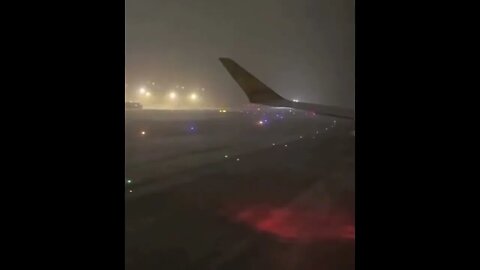 Passageiro flagra momento de avião deslizando da pista em nevasca na Letônia