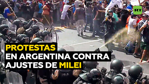 Varios heridos en represión policial de protestas contra los ajustes de Milei