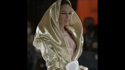 Nievesalvarez in Stephanerolland Spring/Summer 2022 Hautecouture FashionShow Catwalk