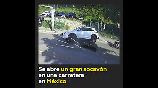 Gran agujero aparece en una carretera mexicana y provoca accidentes