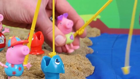 169 9Peppa Pig at the Beach finds DINOSAUR Fossils Toy Learning Video for Kids!