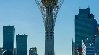 Estamos voando para Astana para admirar a arquitetura e experimentar a culinária cazaque 🇰🇿