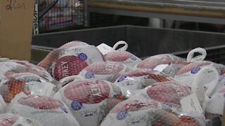 Packers linebacker donates 300 turkeys to Green Bay food bank