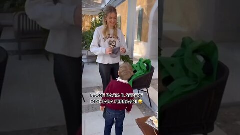 Leone bacia il dietro di Chiara Ferragni 🤣