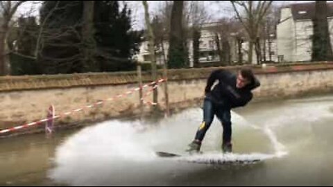 Parisbror provar på att åka wakeboard i en översvämmad stad