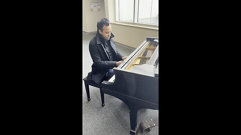 Vivek Ramaswamy Plays the Piano While on Bus Tour through Iowa