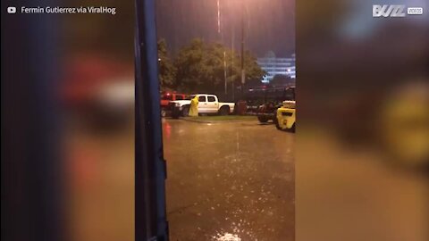 Homem aproveita água da chuva para lavar o seu veículo