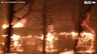 Fuggono in auto dalle fiamme dell'incendio californiano