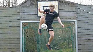 Ce footballeur freestyle va vous épater !