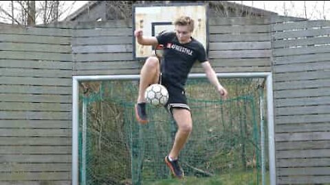 Ce footballeur freestyle va vous épater !