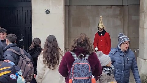 Armed police tells of tourists for making the kings guard shout for the second time #thekingsguard