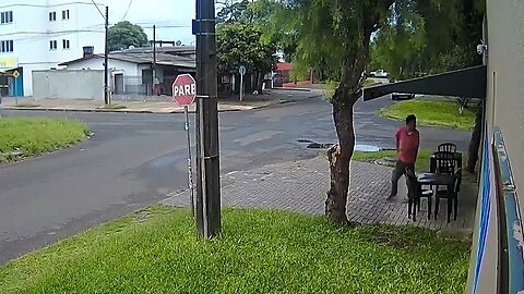 Mulher corre atrás de ladrão com cadeira e evita assalto em Cascavel, Vídeo