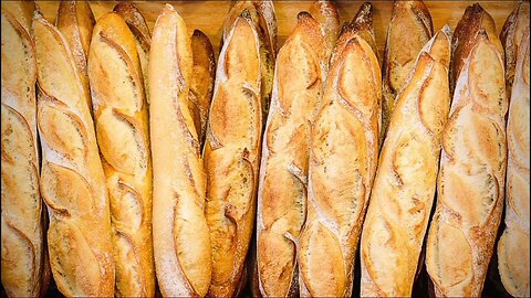 Faux. Le pain sans gluten contient beaucoup d'additifs et de farine de maïs pour donner une texture