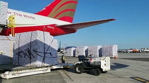 Unloading a B747-400 in LAX