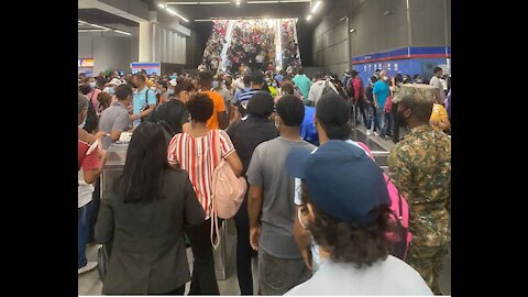 Caos en estación María Montez del Metro por tarjeta de vacunación