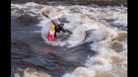 Giovane domina l'arte del freestyle su kayak
