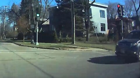 T-bone car crash with SUV run red light 2020.11.17 — WILMETTE, IL