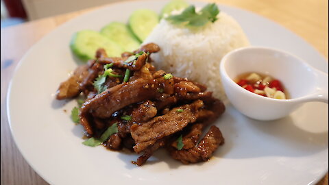 Thai fried pork with garlic and pepper