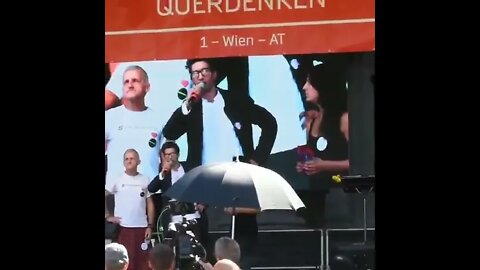Ist Manuel Mittas also doch Homophob? Unter dem Applaus zerreißt er eine Regenbogenflagge