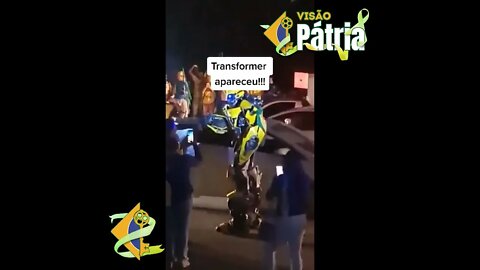 A ESQUERDA: Urina na rua; Desrespeita símbolos religiosos; Anda pelada. A DIREITA: TRAZ O BUMBLE BEE